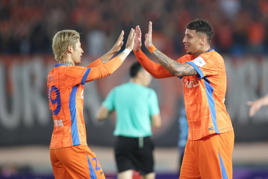 [图]克雷桑梅开二度 山东泰山5-0大捷青岛红狮